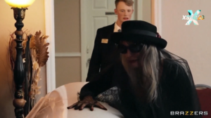 Sally D’angelo – En El Funeral de su Difunto Marido